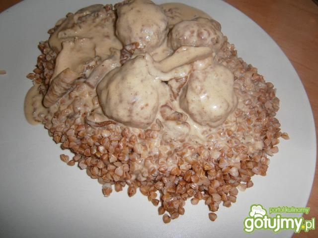 Pulpety bezjajeczne z sosem borowikowym