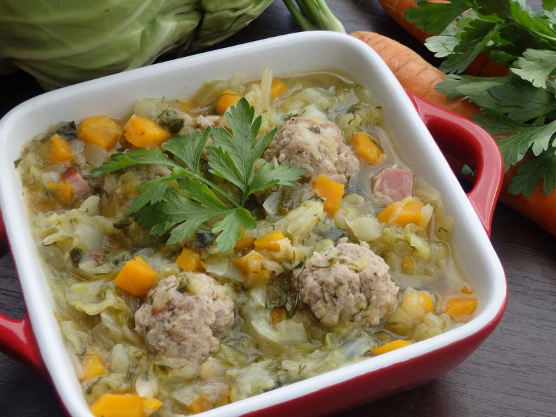 Pulpety duszone w młodej kapuście