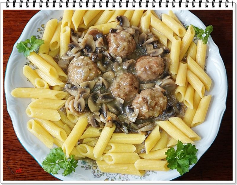 Pulpety Eli w sosie pieczarkowym. Pulpety Eli w sosie pieczarkowym.