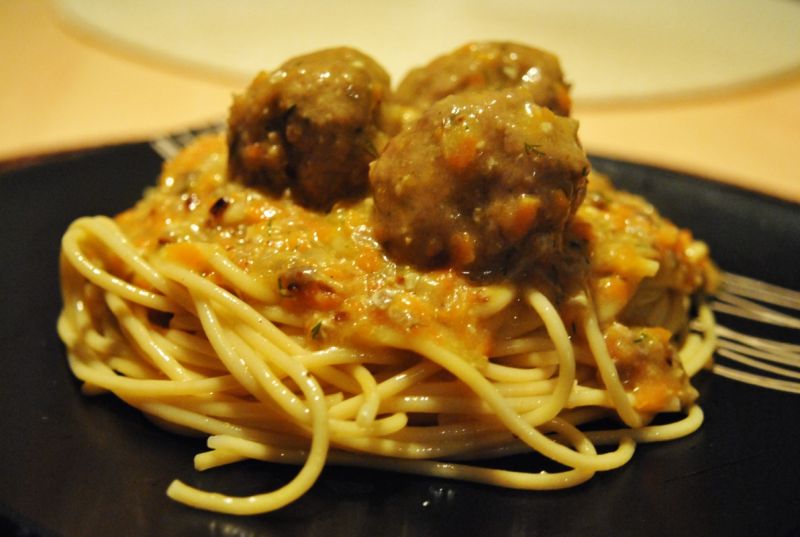 Pulpety w słonecznikowym sosie z makaronem 