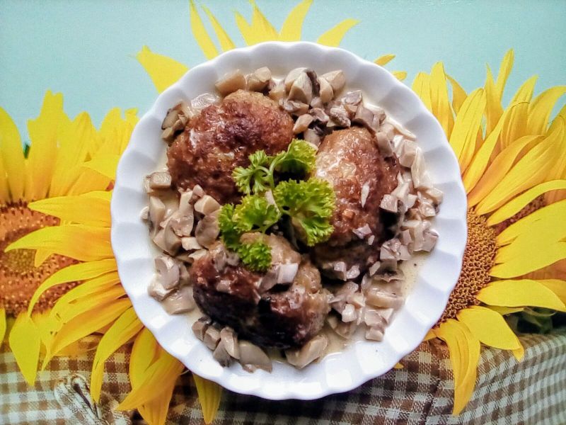 Pulpety w sosie pieczarkowym  Pulpety w sosie pieczarkowym