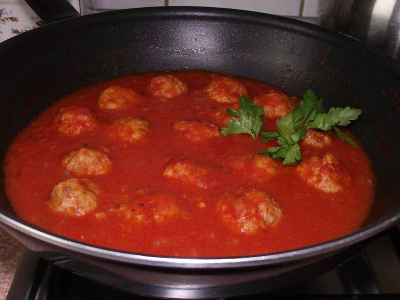 Pulpety w  sosie pomidorowo cebulowym 