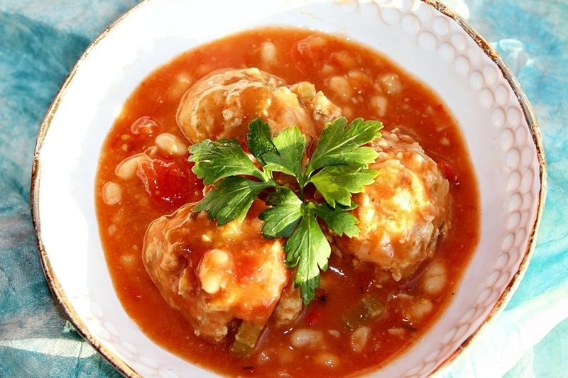 Pulpety w sosie pomidorowym z fasolą 