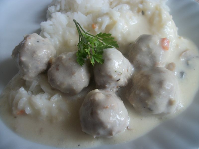 Pulpety w sosie serowo-czosnkowym