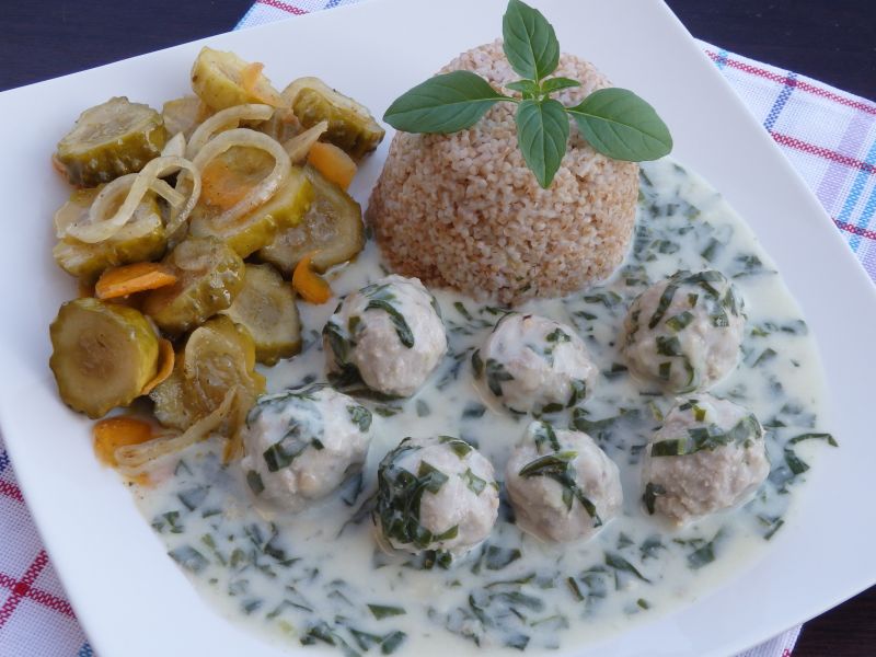 Pulpety w sosie śmietankowo-szpinakowym  