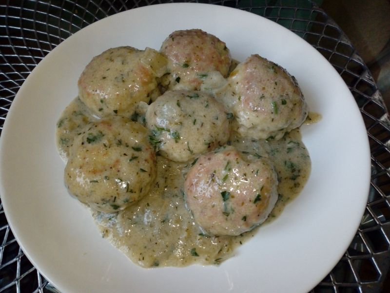 Pulpety w sosie śmietanowo-ziołowym Pulpety w sosie śmietanowo-ziołowym