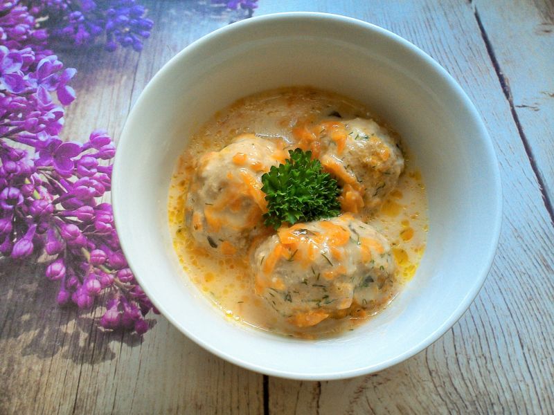 Pulpety w sosie śmietanowym z marchewką 