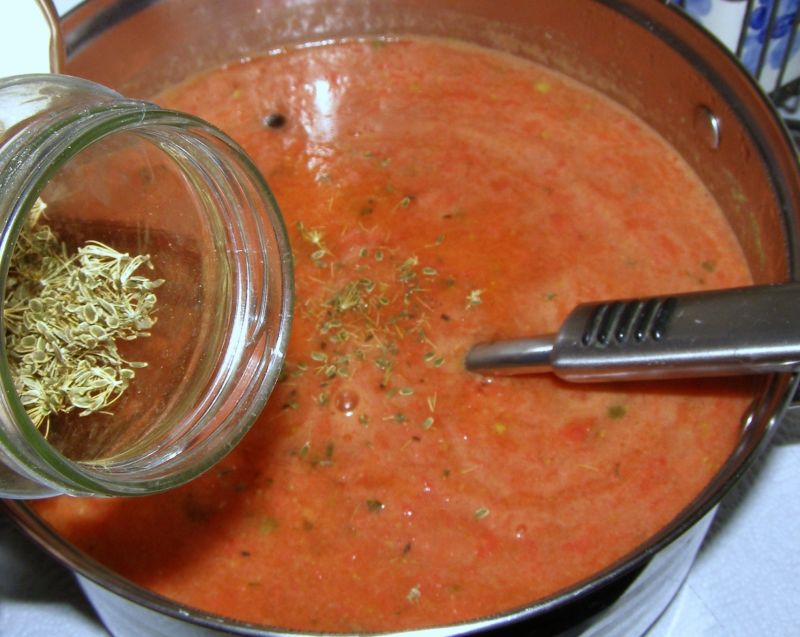 Pulpety w świeżych pomidorach z makaronem-zupa