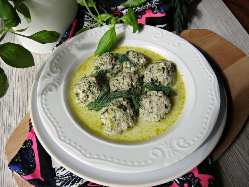 Pulpety wołowe ze szpinakiem i fetą w sosie