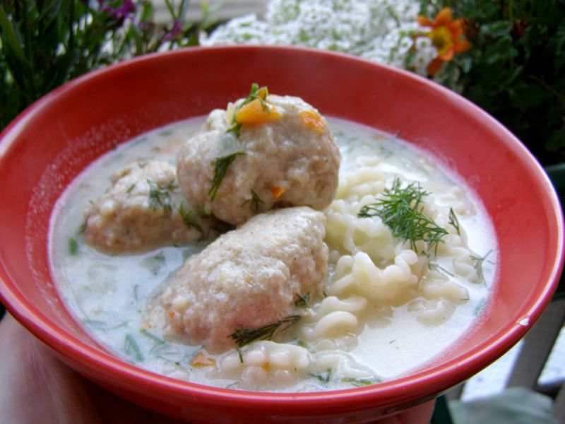 Pulpety z łopatki w zupie z makaronem Pulpety z łopatki w zupie z makaronem