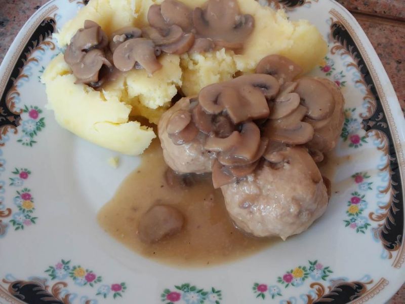 Pulpety z pieczarkowym sosem 