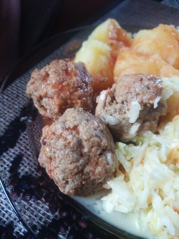 pulpety z serem  żółtym w sosie pomidorowym