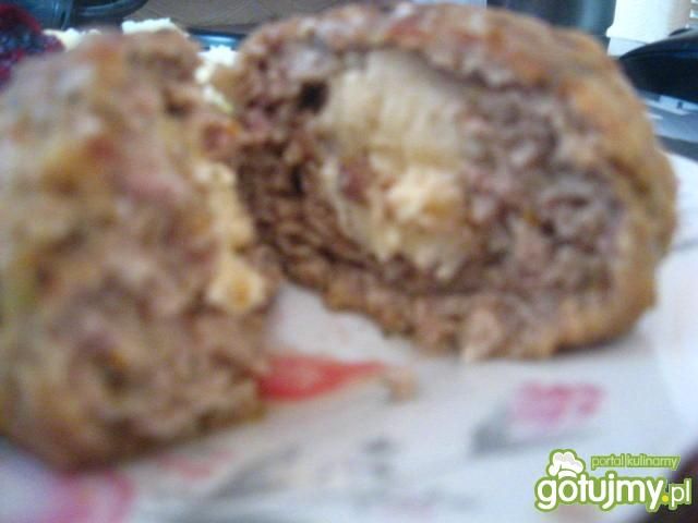 Pulpety z serkiem topionym w sosie