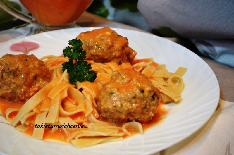 Pulpety z sosem na razowych wstążkach