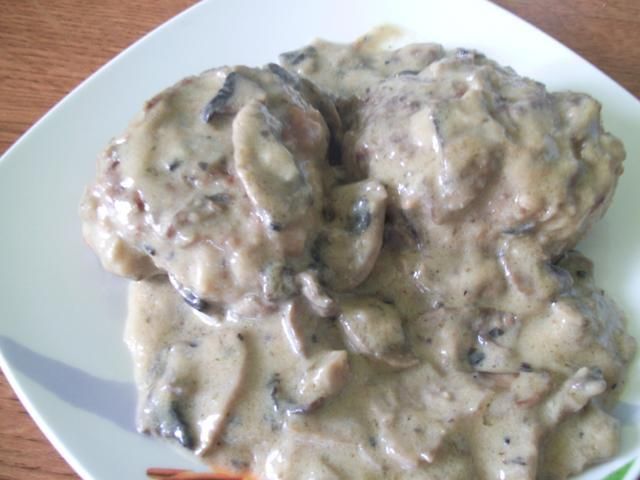 Pulpety z sosem pieczarkowym