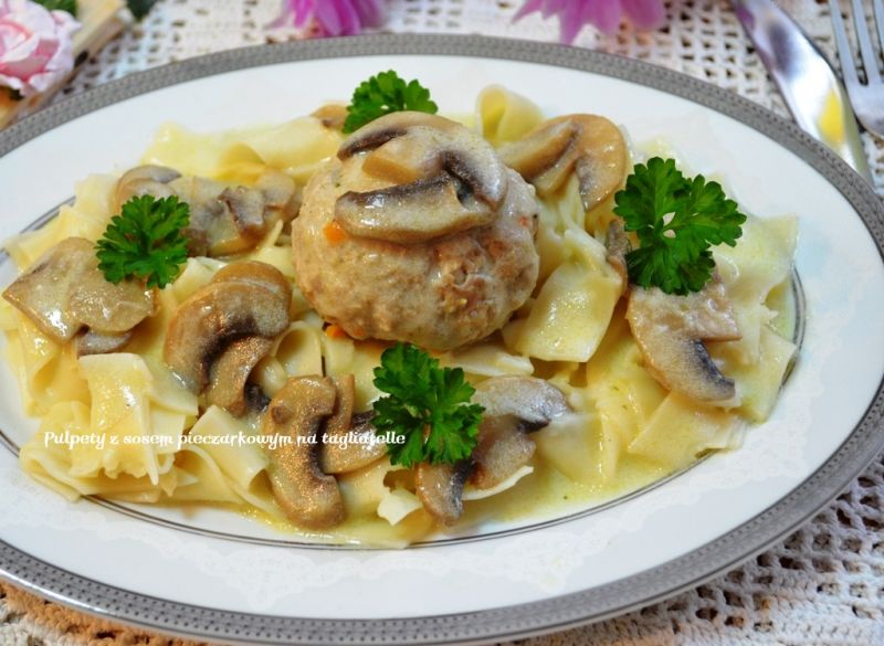 Pulpety z sosem pieczarkowym na tagliatelle
