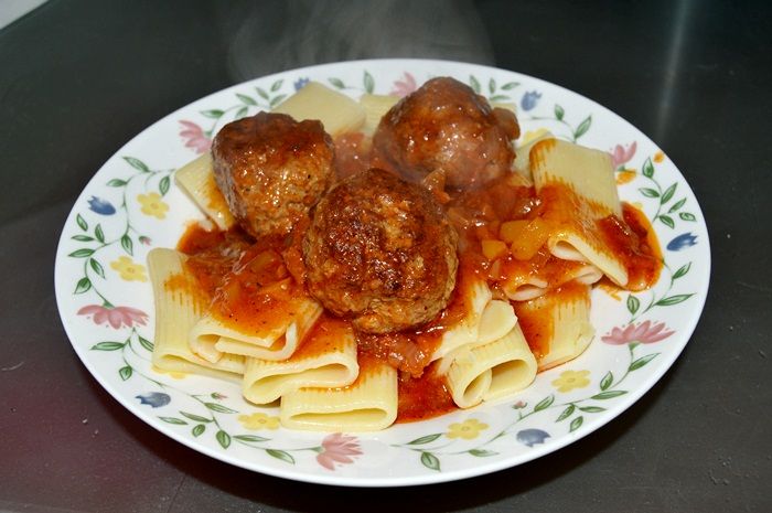 Pulpety z sosem podane na makaronie Pulpety z sosem podane na makaronie