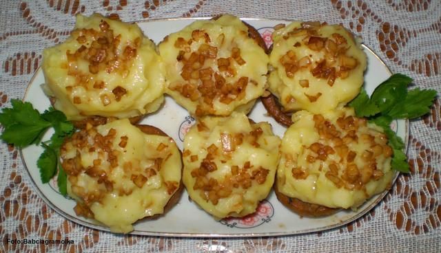 Puree w kapeluszach pieczarek