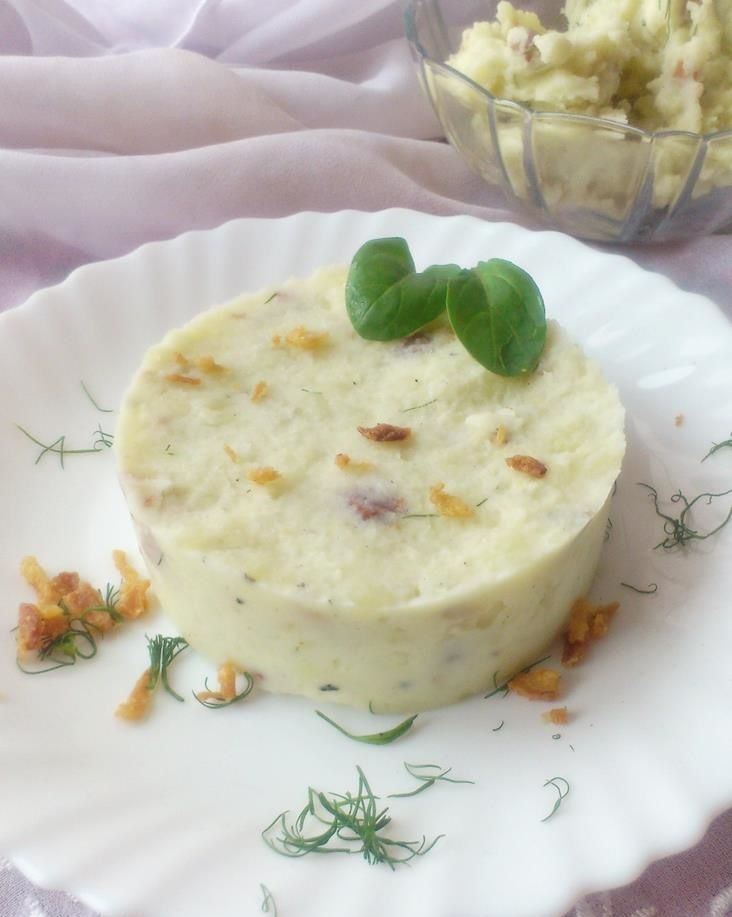 Puree z wędzonym boczkiem i prażoną cebulką.