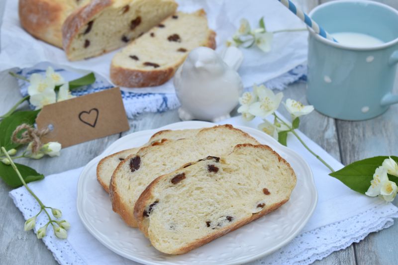 Puszysta chałka drożdżowa z rodzynkami