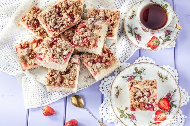 Puszysta drożdżówka z truskawkami i rabarbarem