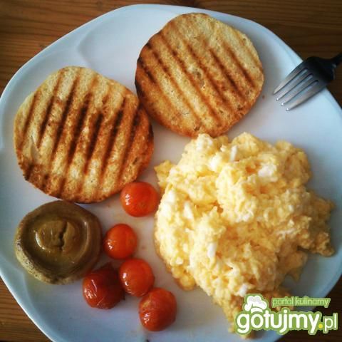 Puszysta jajecznica z pomidorkami Puszysta jajecznica z pomidorkami