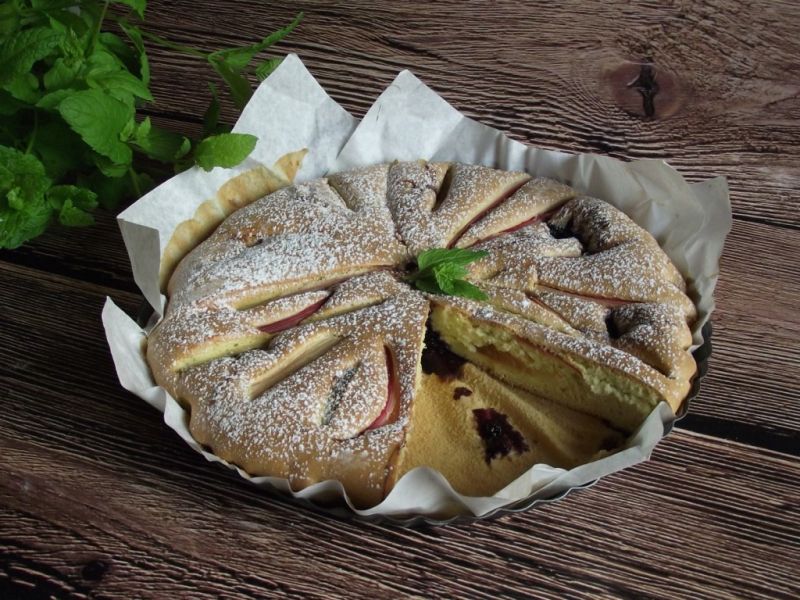 Puszysta tarta z rabarbarem i jagodami Puszysta tarta z rabarbarem i jagodami