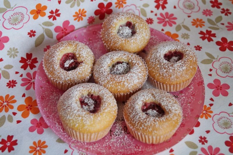 Puszyste babeczki na białkach z truskawkami