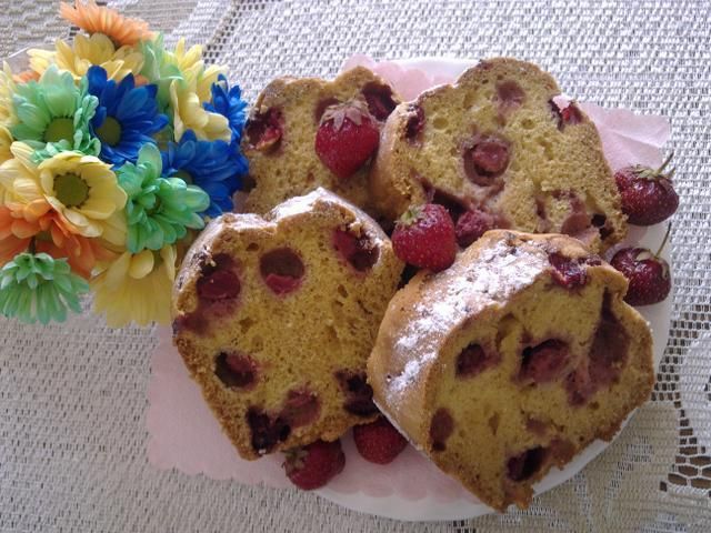 Puszyste ciasto z truskawkami