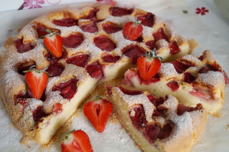 Puszyste ciasto z truskawkami