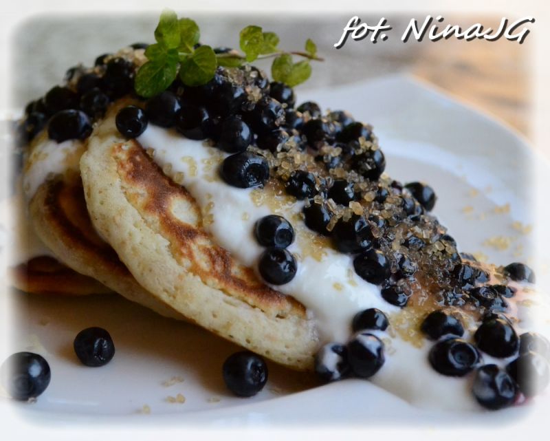 Puszyste naleśniki z jagodami