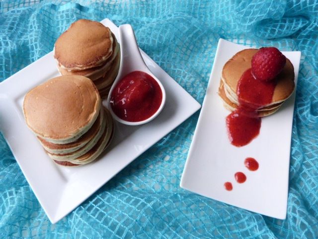 Puszyste naleśniki z musem truskawkowym