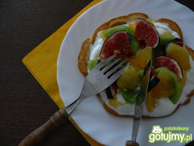 Puszyste naleśniki z owocami i bitą śmie