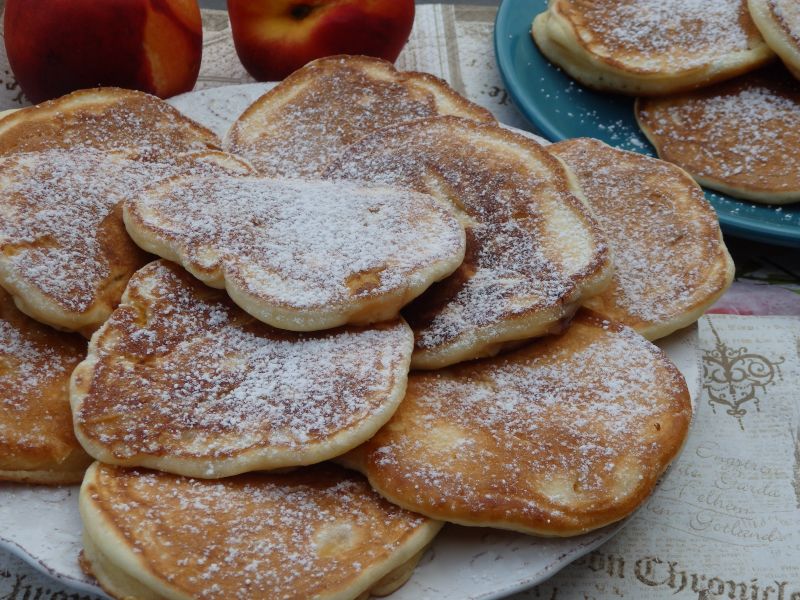 Puszyste placuszki na kefirze z nektarynką Puszyste placuszki na kefirze z nektarynką