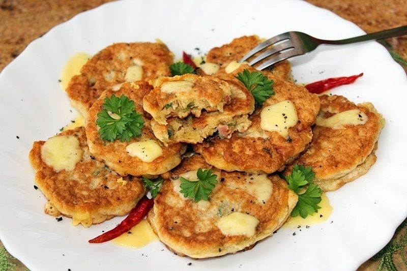 Puszyste placuszki z otrębami, serem i szynką