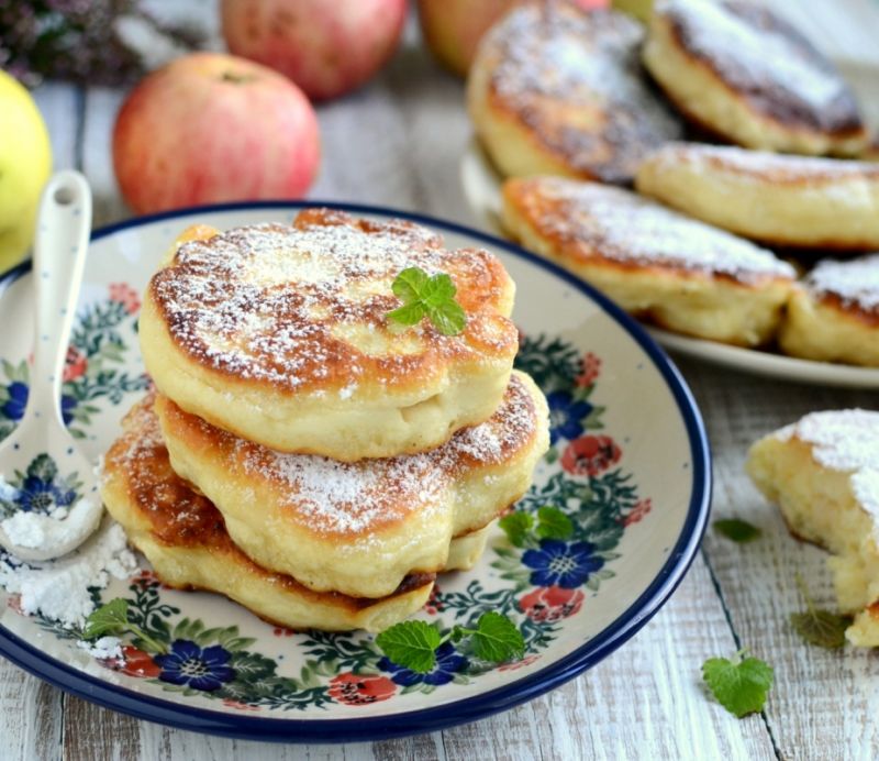 Puszyste racuchy z jabłkami
