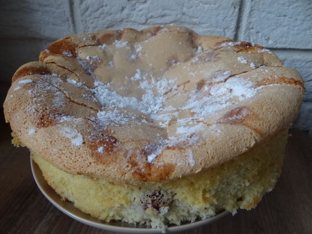 Puszysty biszkopt z czereśniami