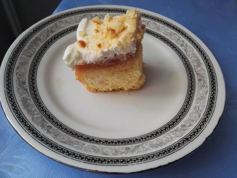 Puszysty biszkopt z dżemem i bitą śmietaną Puszysty biszkopt z dżemem i bitą śmietaną