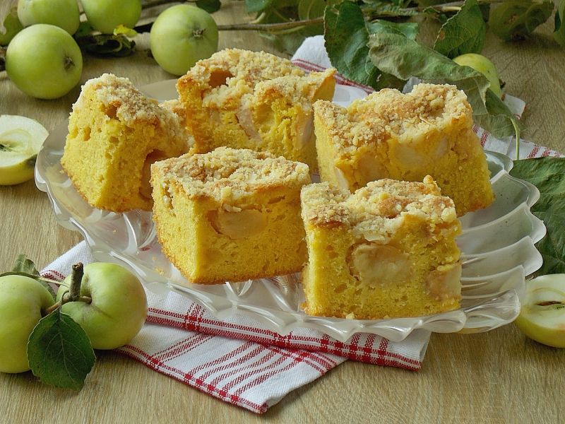 Puszysty jabłecznik z kruszonką 