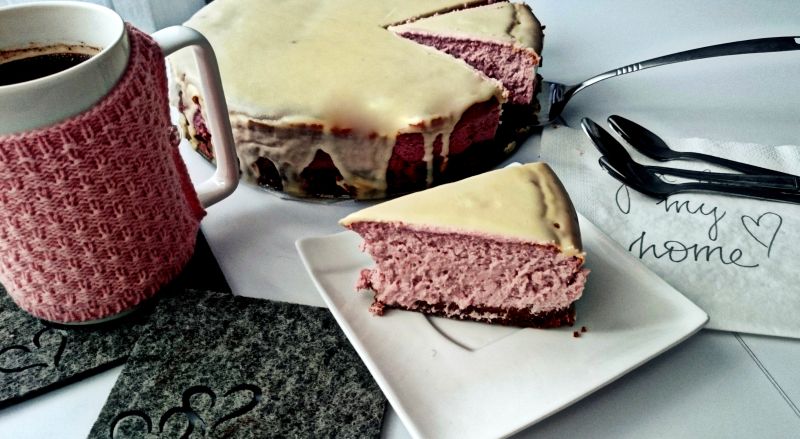 Puszysty malinowy sernik z białą czekoladą