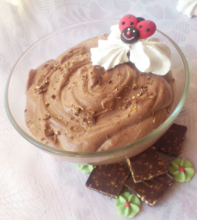 Puszysty mus sernikowy z czekoladą i bezami