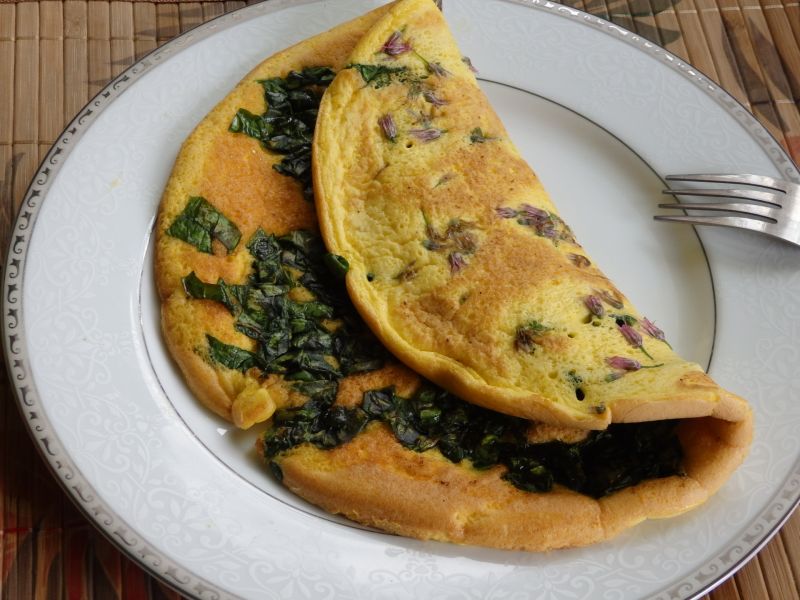 Puszysty omlet z gęsiego jaja ze szpinakiem 