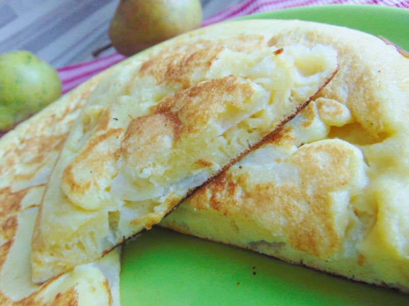 Puszysty omlet z gruszkami Puszysty omlet z gruszkami