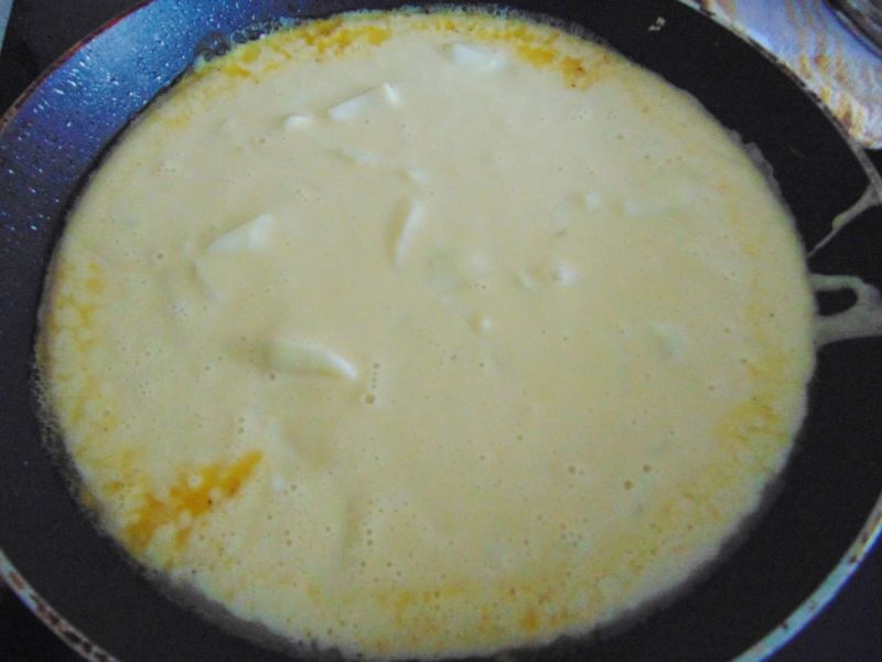 Puszysty omlet z gruszkami