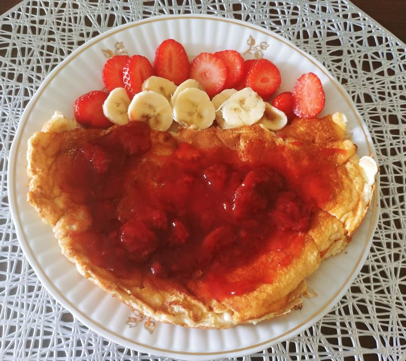 Puszysty omlet z sosem truskawkowym Puszysty omlet z sosem truskawkowym