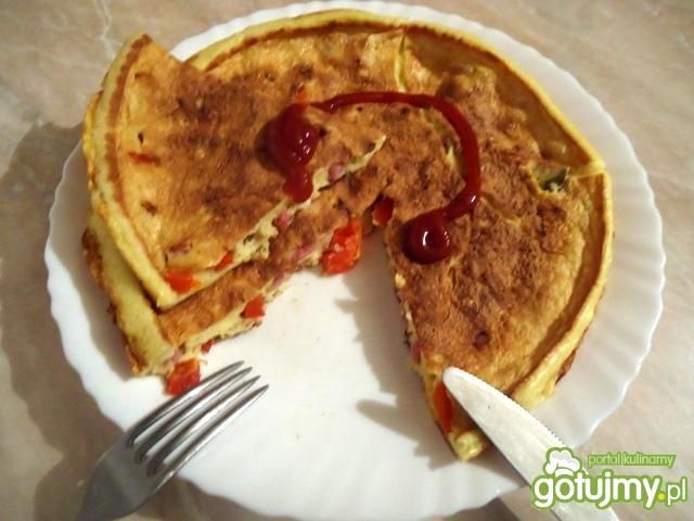 Puszysty omlet z szynką, i papryką