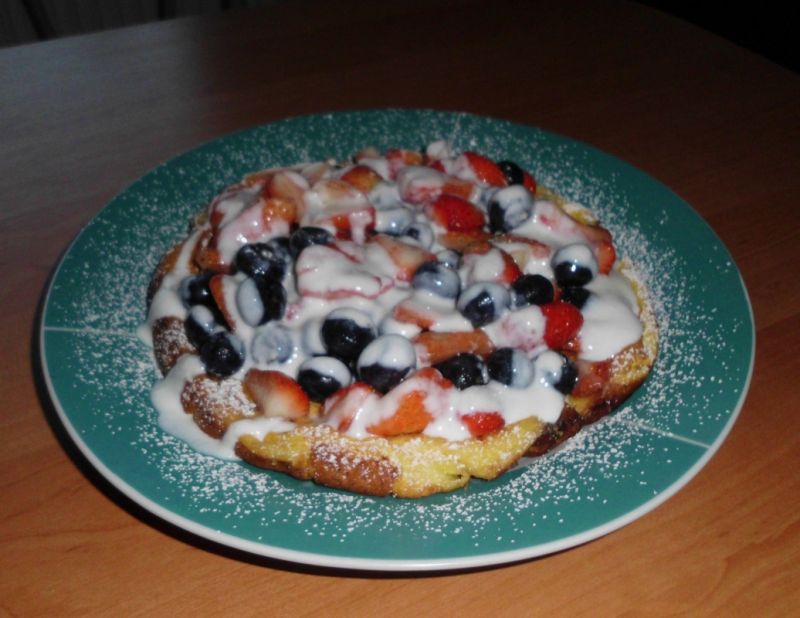 Puszysty omlet z truskawkami i borówką