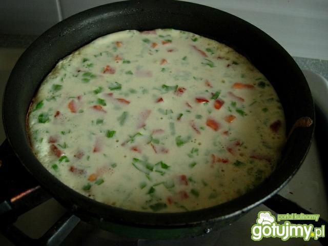 Puszysty omlet z warzywami i kiełbaską 