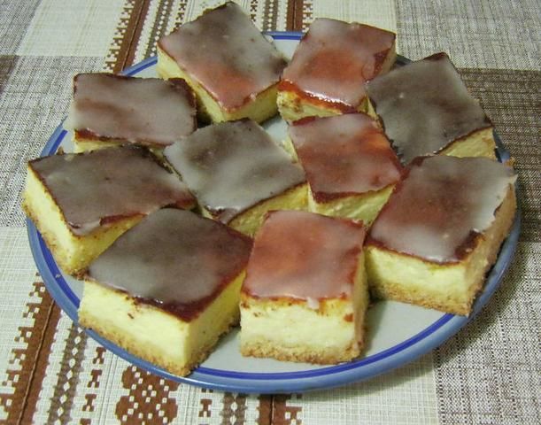 Puszysty sernik na kruchym spodzie 