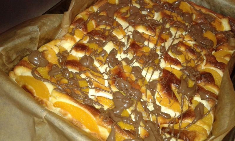 Puszysty sernik z brzoskwiniami i polewą